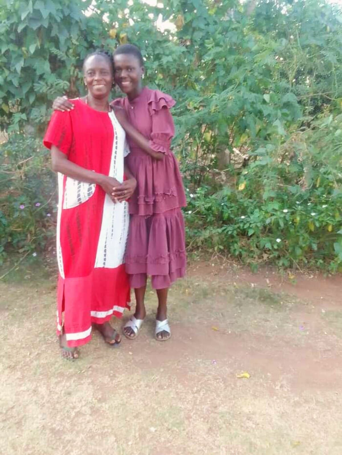 Zwei Frauen des Projekts herzlich Arm in Arm in Mwanza, Tansania